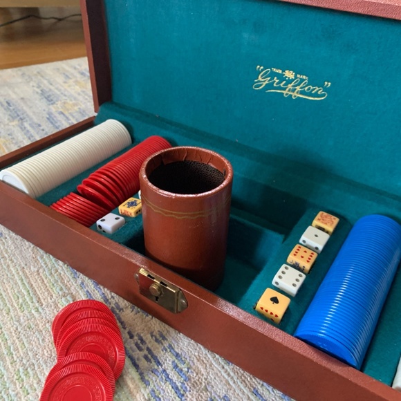 1960's Griffon Poker Set in Vinyl case / Vintage Dice Chips Shaker Felt Lined - Picture 7 of 9